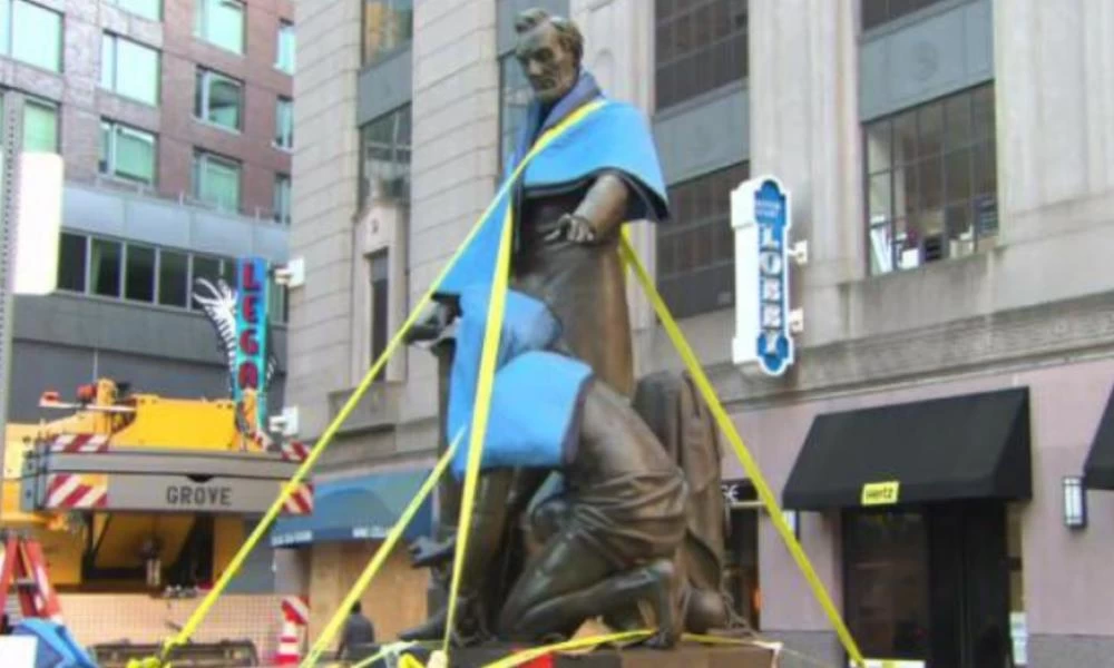 “Αποκαθήλωση” αγάλματος του Λίνκολν στη Βοστώνη γιατί ήταν «σημάδι λευκής κυριαρχίας»